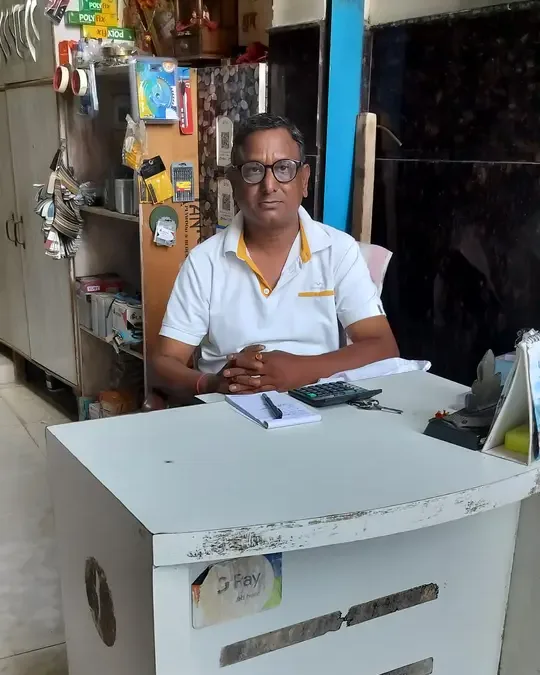 नितिन प्लाईवुड हाउस के मालिक शंकर लाल गुप्ता, अलीपुर की दुकान के काउंटर पर
